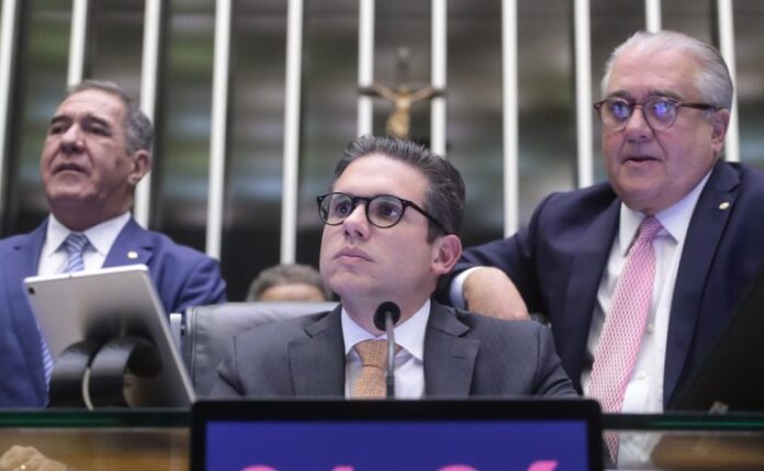 Deputados analisam projeto que reformula a Lei de Concessões Públicas; acompanhe
