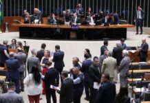 Deputados aprovam projeto que torna crime aumento abusivo de preços de combustíveis Deputados aprovam projeto que torna crime aumento abusivo de preços de combustíveis