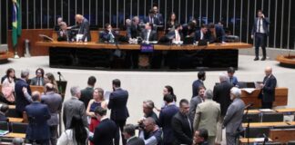 Deputados aprovam projeto que torna crime aumento abusivo de preços de combustíveis Deputados aprovam projeto que torna crime aumento abusivo de preços de combustíveis
