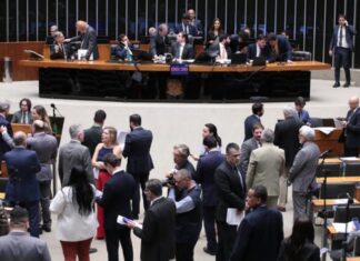 Deputados aprovam projeto que torna crime aumento abusivo de preços de combustíveis Deputados aprovam projeto que torna crime aumento abusivo de preços de combustíveis