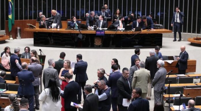 Deputados aprovam projeto que torna crime aumento abusivo de preços de combustíveis Deputados aprovam projeto que torna crime aumento abusivo de preços de combustíveis