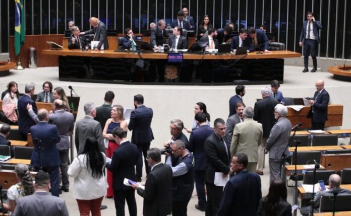Deputados aprovam projeto que torna crime aumento abusivo de preços de combustíveis