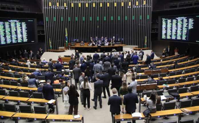 Deputados aprovam regime de urgência para seis projetos