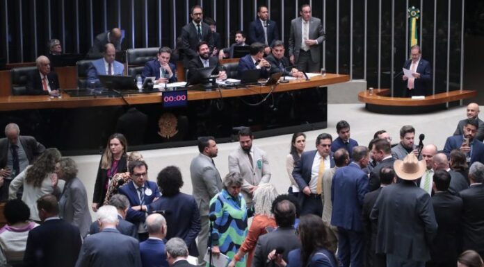 Deputados aprovam texto-base de projeto que reduz penas dos condenados pelo 8 de janeiro; acompanhe Deputados aprovam texto-base de projeto que reduz penas dos condenados pelo 8 de janeiro; acompanhe