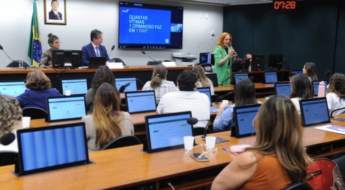 Deputados e especialistas defendem envolvimento amplo no combate da adultização infantil Deputados e especialistas defendem envolvimento amplo no combate da adultização infantil