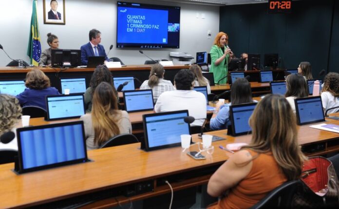 Deputados e especialistas defendem envolvimento amplo no combate da adultização infantil