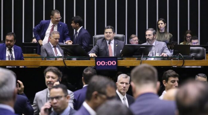 Deputados e senadores rejeitam vetos a projeto de renegociação de dívidas dos estados Deputados e senadores rejeitam vetos a projeto de renegociação de dívidas dos estados