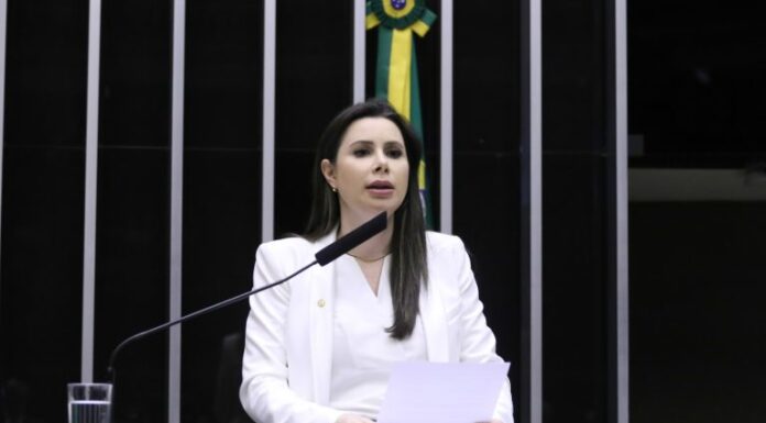 Deputados governistas e da oposição defendem soluções diferentes para combater crimes cibernéticos contra crianças Deputados governistas e da oposição defendem soluções diferentes para combater crimes cibernéticos contra crianças