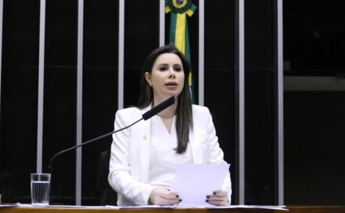 Deputados governistas e da oposição defendem soluções diferentes para combater crimes cibernéticos contra crianças