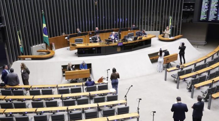 Deputados iniciam votações do Plenário e aprovam urgência para dois projetos; acompanhe Deputados iniciam votações do Plenário e aprovam urgência para dois projetos; acompanhe
