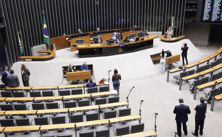 Discussão e votação de propostas legislativas.