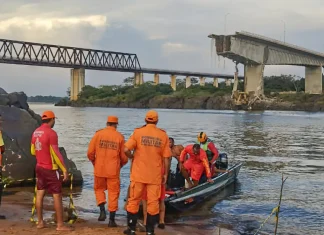 Chega a oito o número de mortes confirmadas após queda de ponte