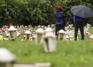 Familiares homenageiam entes queridos em Dia de Finados