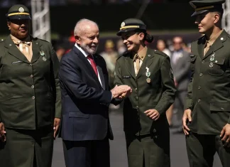Atletas olímpicos brasileiros são condecorados com medalha do Exército