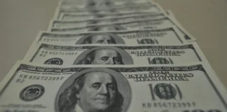 Dólar sobe para R$ 5,58 e fecha semestre com alta de 15,15%