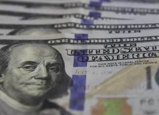 Dólar tem maior queda diária em dois anos e meio e fecha a R$ 5,75