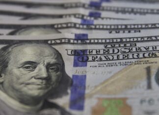 Dólar fecha praticamente estável com PIB melhor que o esperado nos EUA