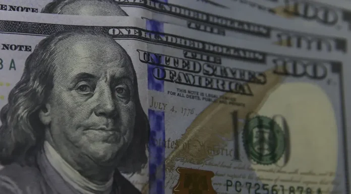 Dólar fecha a R$ 5,70 e cai 3,57% em março