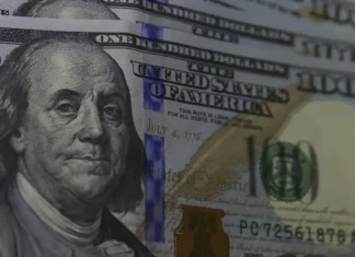 Dólar cai para R$ 5,50 após queda na criação de empregos