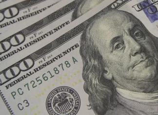 Dólar fecha em R$ 6,06 e atinge recorde desde Plano Real