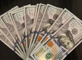 Dólar cai para R$ 5,70 com dados fracos dos EUA e ata do Copom