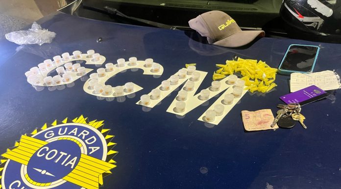 GCM de Cotia apreende 115 frascos de droga e prende suspeito de tráfico