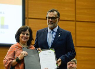Ministra defende vacinação contra a gripe em todas faixa etárias