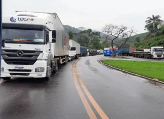 Caminhoneiros fecham estradas no Rio após vitória de Lula