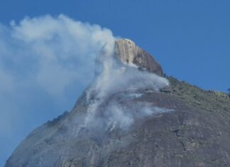 No Rio, bombeiros combatem incêndio em duas áreas da Pedra da Gávea
