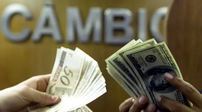 Dólar cai para R$ 5,31 após conversa entre Lula e Trump