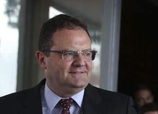 Ministro da Economia oferece equipe para transição, diz Barbosa