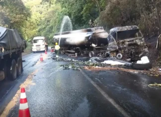 Motoristas enfrentam engarrafamento na descida para a baixada santista