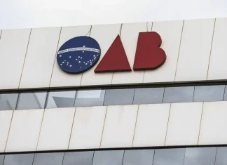 OAB-RJ pede a exclusão de advogado por ataques racistas contra juíza