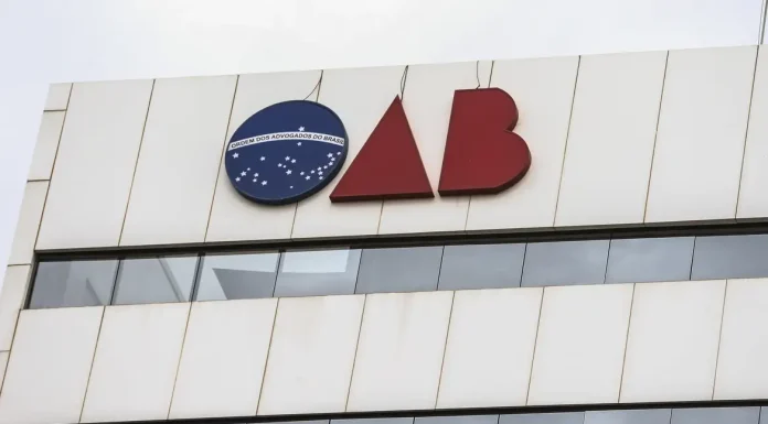 OAB-RJ pede a exclusão de advogado por ataques racistas contra juíza