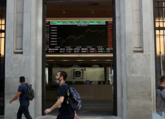 Dólar tem leve queda e permanece acima de R$ 5,40