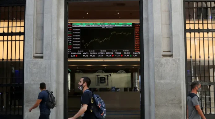 Dólar tem leve queda e permanece acima de R$ 5,40
