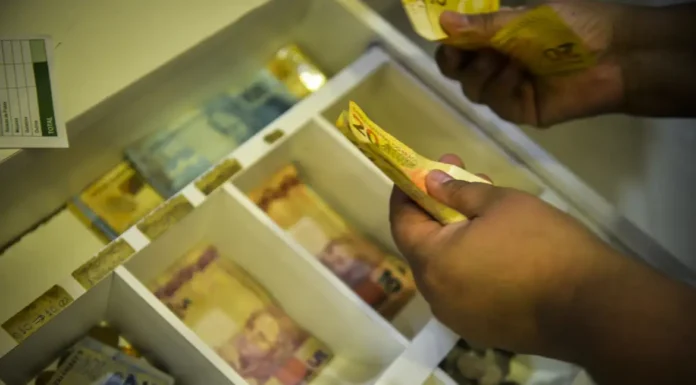 Inflação que reajusta o salário mínimo fecha em 4,18%