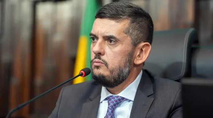 Um dia após ser solto, Bacellar pede licença de 10 dias da Alerj