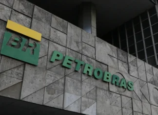 Funcionários da Petrobras entram em greve por tempo indeterminado