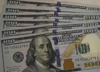 Após sete altas seguidas, dólar cai 0,95% e fecha em R$ 5,53