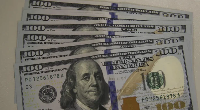 Após sete altas seguidas, dólar cai 0,95% e fecha em R$ 5,53