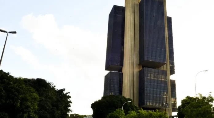 Juros do crédito pessoal e cartão rotativo avançam para as famílias