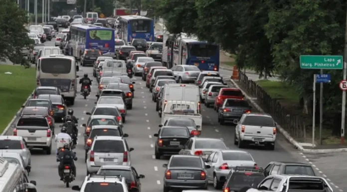 Feriado deve movimentar mais de 3 milhões de veículos em São Paulo