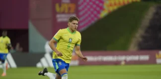 Brasil marca no último minuto e garante vaga na semi do Mundial Sub-17