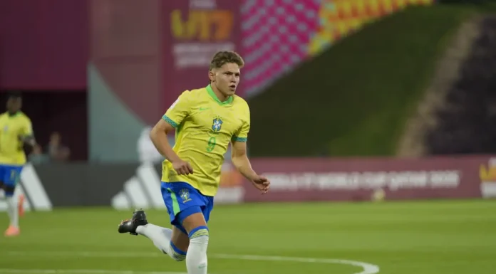 Brasil marca no último minuto e garante vaga na semi do Mundial Sub-17