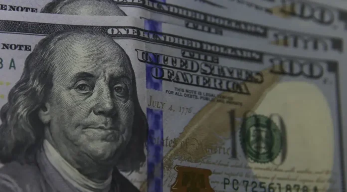 Dólar supera R$ 5,40 em meio a ajustes externos e tensão política