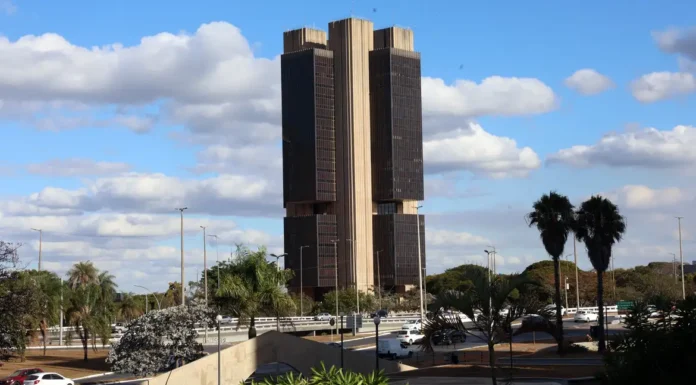 Inflação de 2025 ficará abaixo do teto da meta, em 4,45%