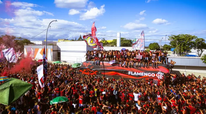 Flamengo embarca para final da Libertadores com festa da torcida