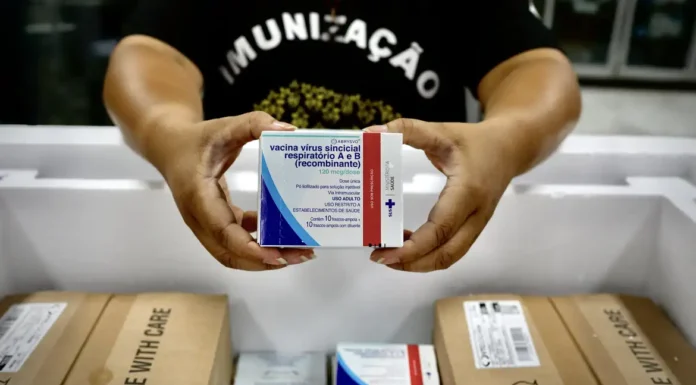 Governo começa a distribuir vacina contra vírus sincicial respiratório