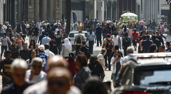 Mais de 8,6 milhões deixam pobreza; Brasil tem melhor nível desde 2012